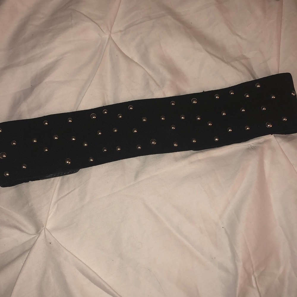 Studded elastic belt